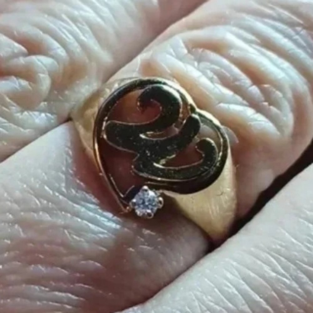 Gold-plated letter "W" ring. yellow with faux diamond